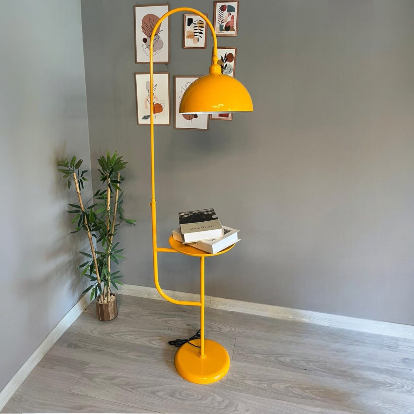 Stehlampe Gorkiede Stehleuchte Metall, E27 Fassung, verstellbarer Lampenschirm, Stehleuchte mit Ablage