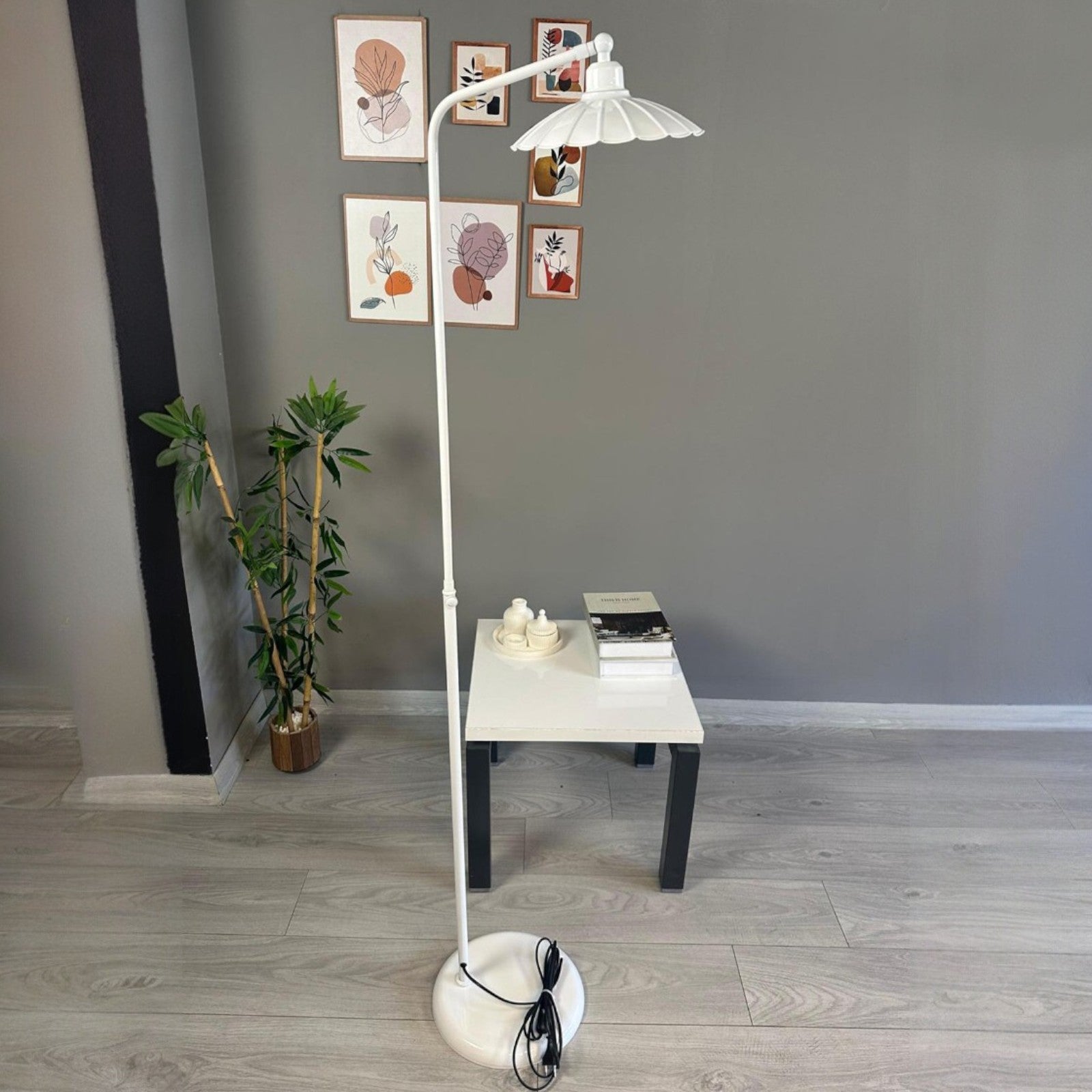 Stehlampe Falen Stehlampe aus Metall mit E27, verstellbarer Lampenschirm