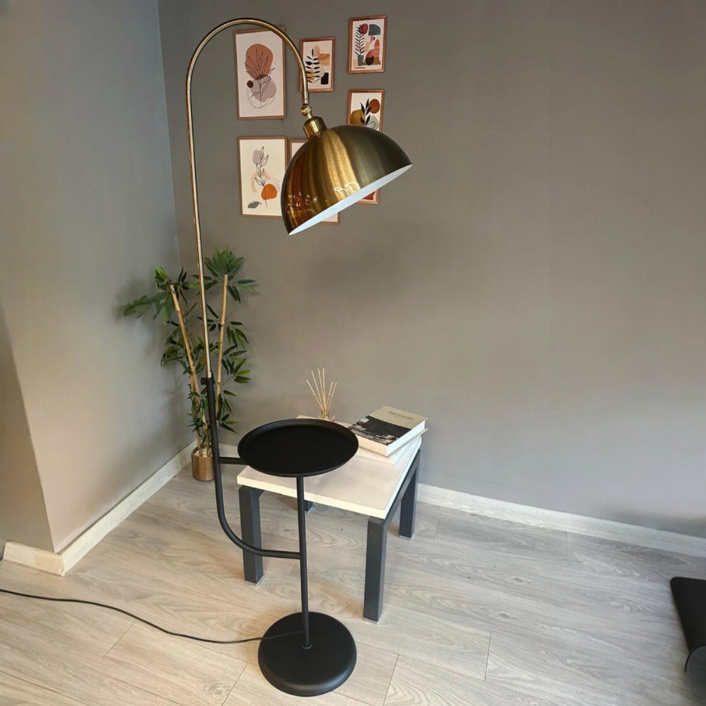 Stehlampe Gorkiede Stehleuchte Metall, E27 Fassung, verstellbarer Lampenschirm, Stehleuchte mit Ablage