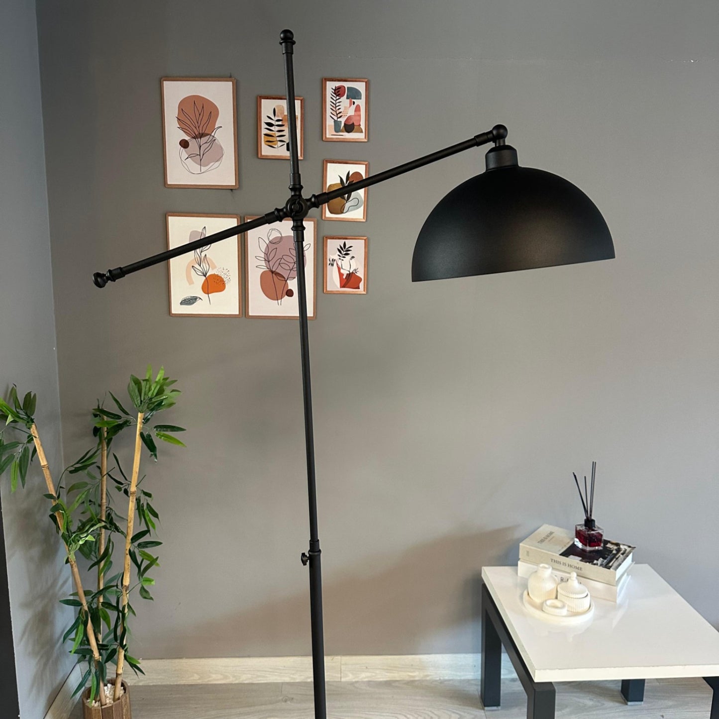 Stehlampe aus Metall mit E27, verstellbarer Lampenschirm