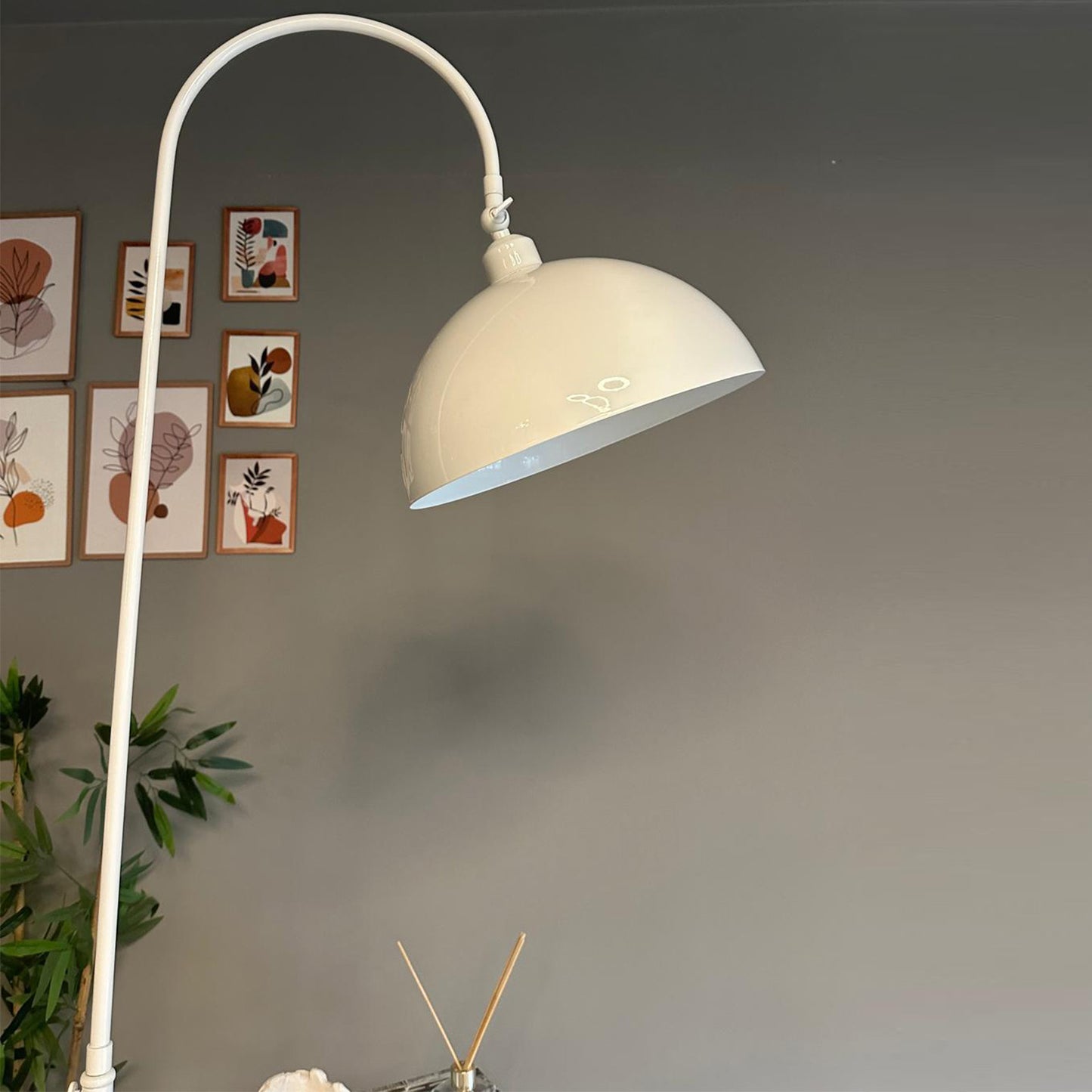 Stehlampe Gorkiede Stehleuchte Metall, E27 Fassung, verstellbarer Lampenschirm, Stehleuchte mit Ablage