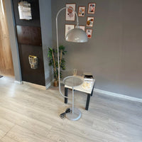 Stehlampe Gorkiede Stehleuchte Metall, E27 Fassung, verstellbarer Lampenschirm, Stehleuchte mit Ablage