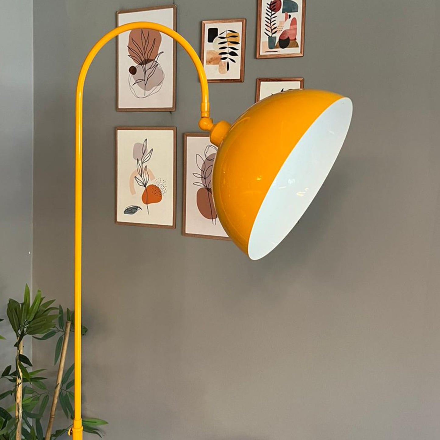 Stehlampe Gorkiede Stehleuchte Metall, E27 Fassung, verstellbarer Lampenschirm, Stehleuchte mit Ablage