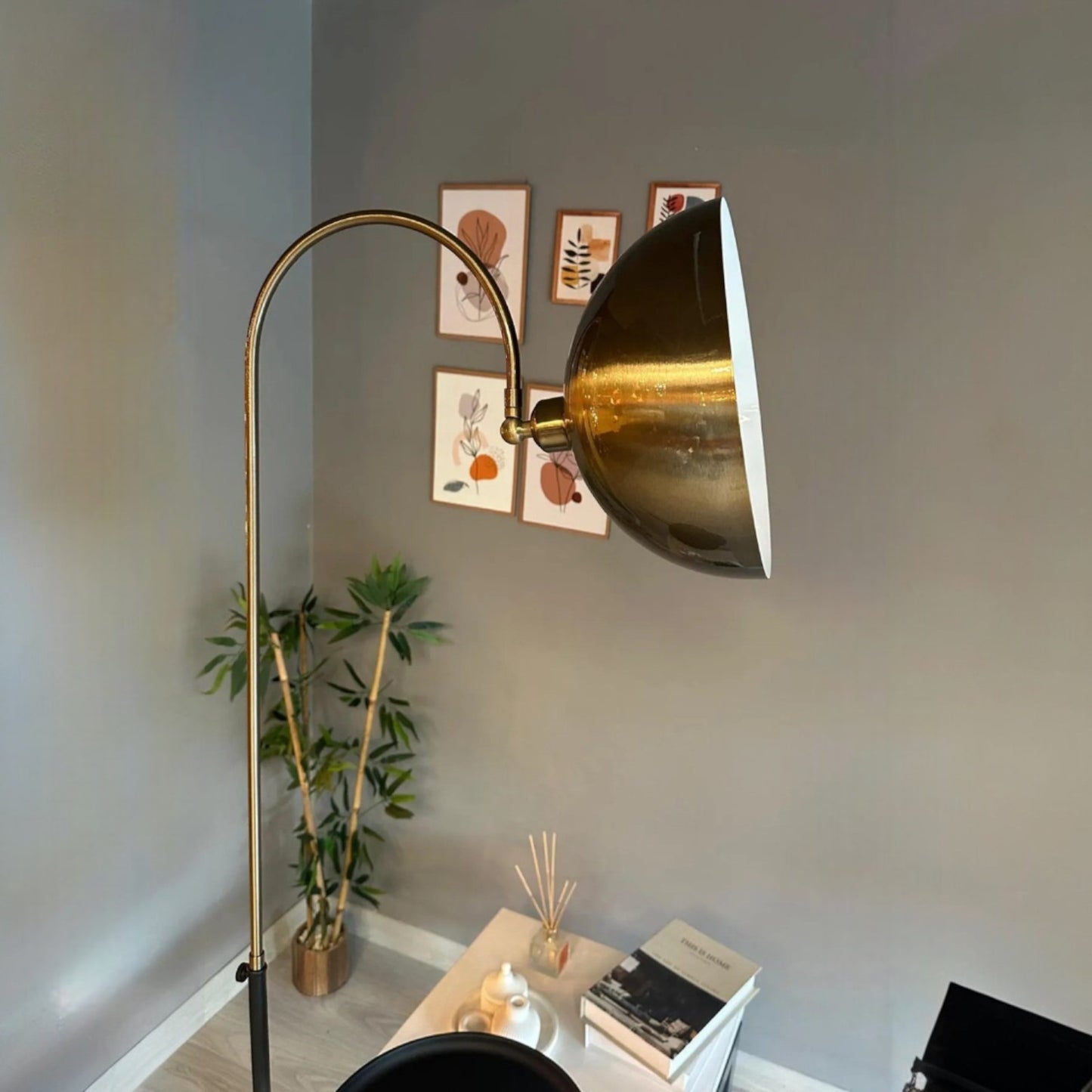 Stehlampe Gorkiede Stehleuchte Metall, E27 Fassung, verstellbarer Lampenschirm, Stehleuchte mit Ablage