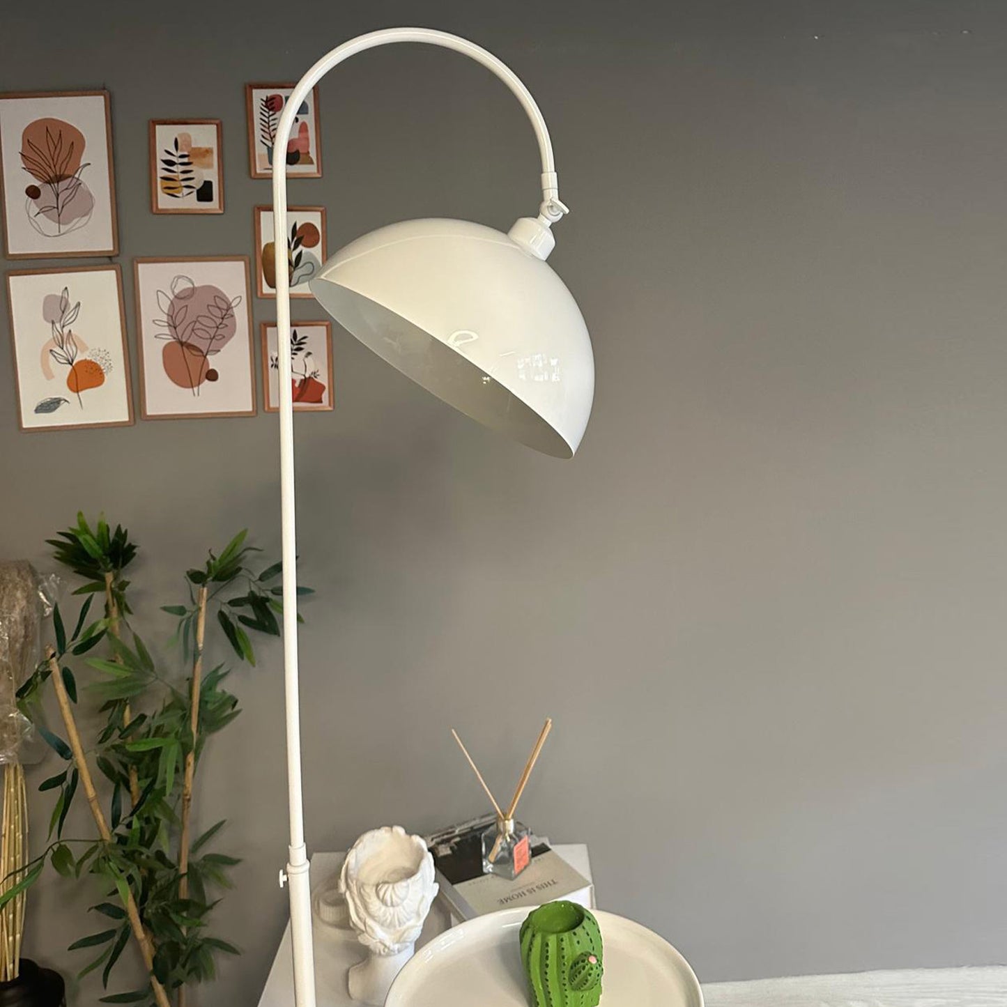 Stehlampe Gorkiede Stehleuchte Metall, E27 Fassung, verstellbarer Lampenschirm, Stehleuchte mit Ablage