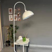 Stehlampe Gorkiede Stehleuchte Metall, E27 Fassung, verstellbarer Lampenschirm, Stehleuchte mit Ablage