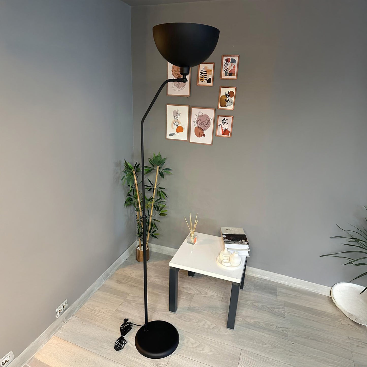 Stehlampe mit beweglichem Kopf Moderne dekorative Stehlampe aus Metall