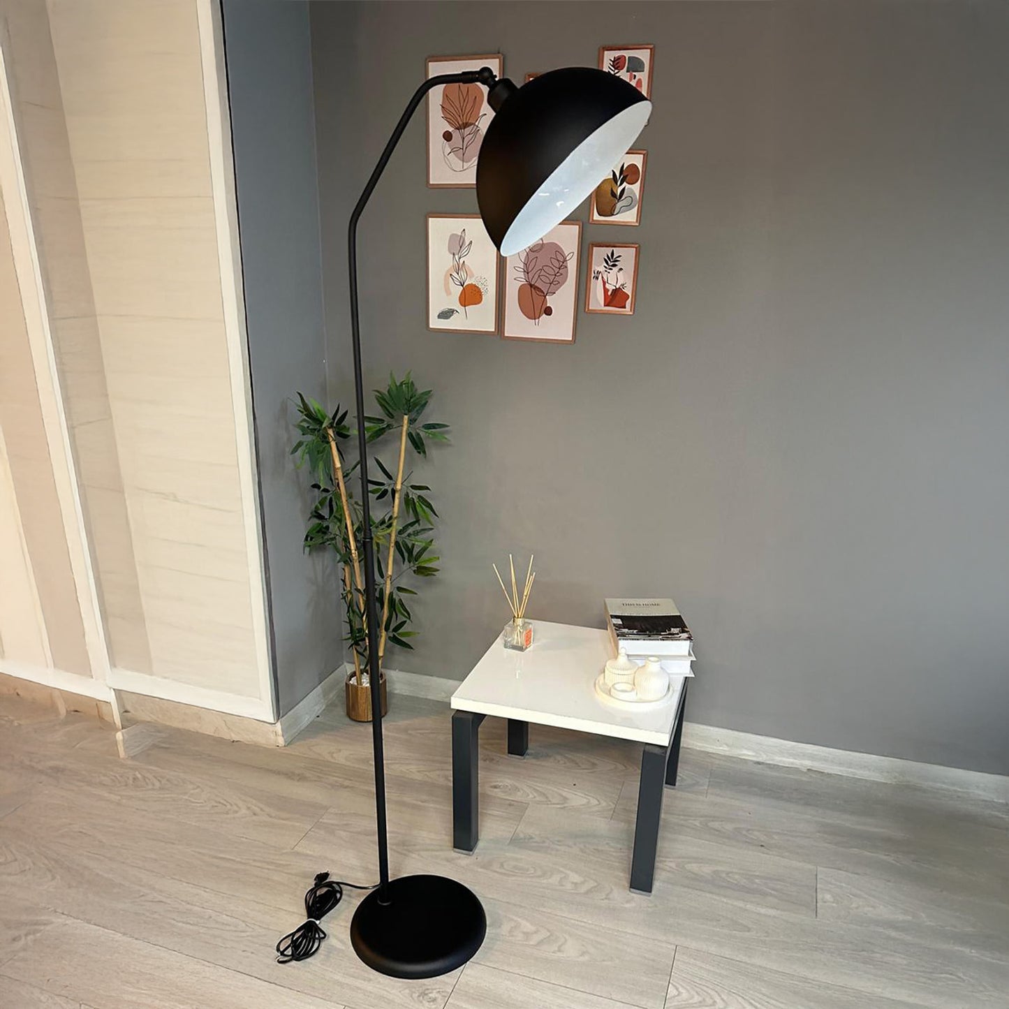 Stehlampe mit beweglichem Kopf Moderne dekorative Stehlampe aus Metall