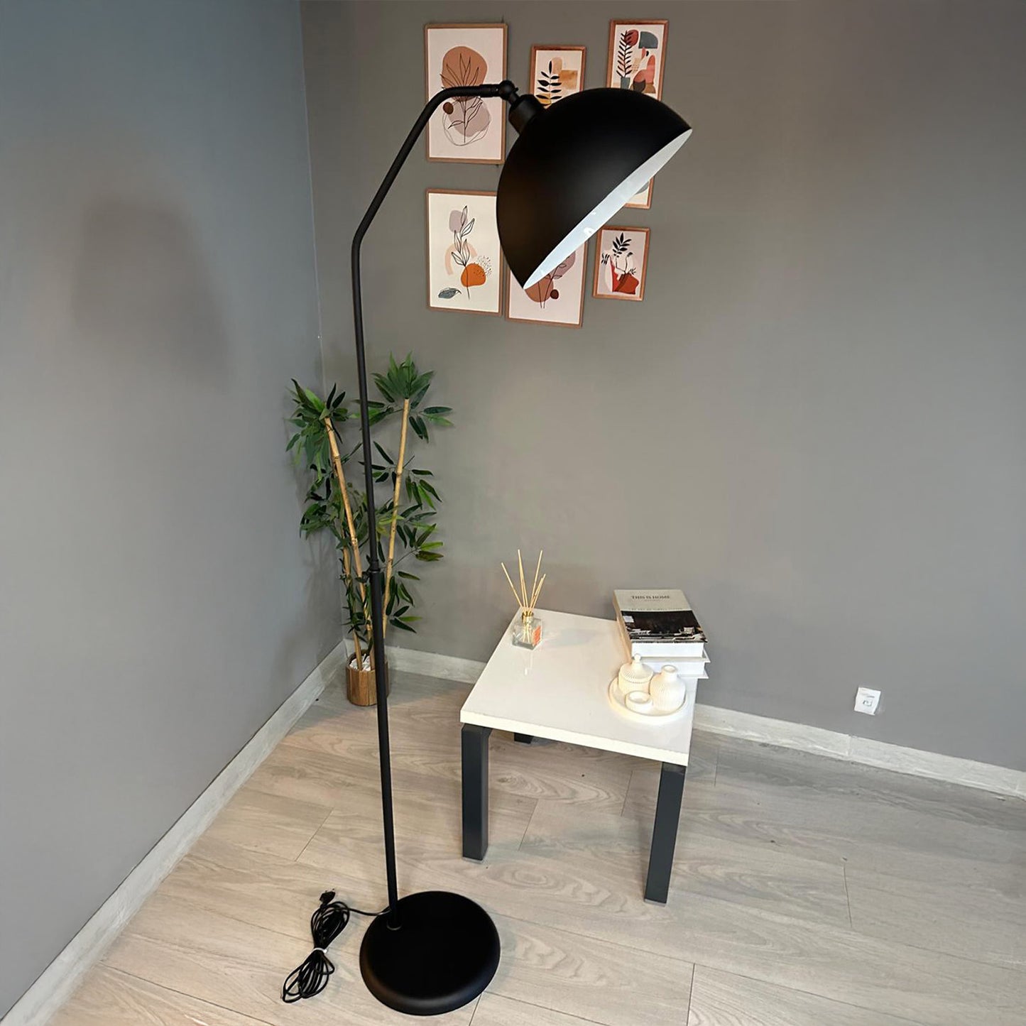 Stehlampe mit beweglichem Kopf Moderne dekorative Stehlampe aus Metall